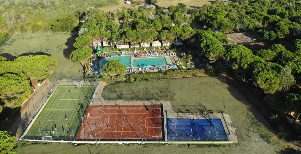 Vista aerea degli impianti sportivi del Badiaccia: piscina, campi da tennis, calcetto e padel